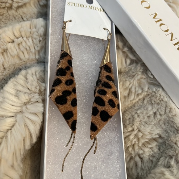 Leopard print mixed materials earrings - Picture 7 of 7